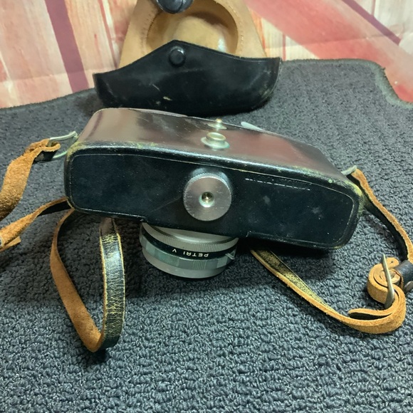 Vintage Petri camera with leather strap and cover. - Picture 6 of 7